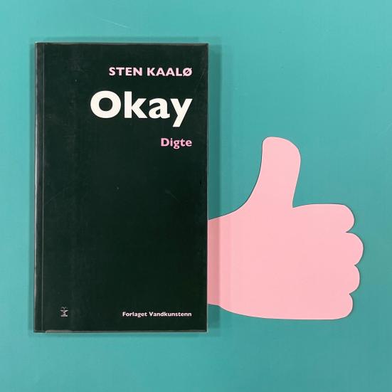Billede af bogen "Okay" af Sten Kaalø på turkis baggrund med en hånd, der giver thumbs up, skåret ud i lyserødt pap